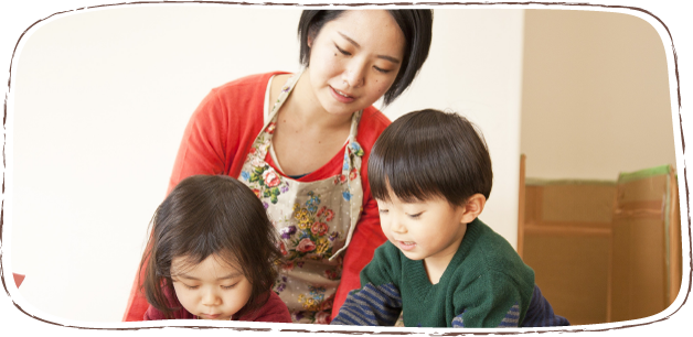 保育士と子どもたち